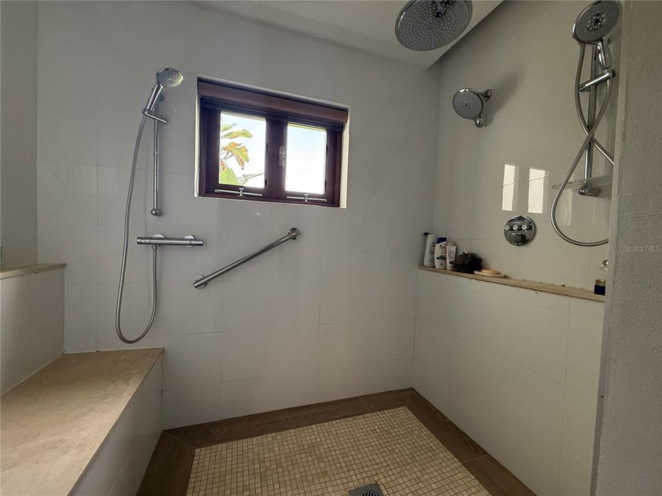 For Sale: $600,000 (2 beds, 2 baths, 2084 Square Feet)