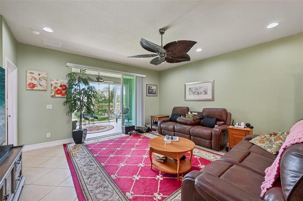For Sale: $324,900 (2 beds, 2 baths, 1747 Square Feet)