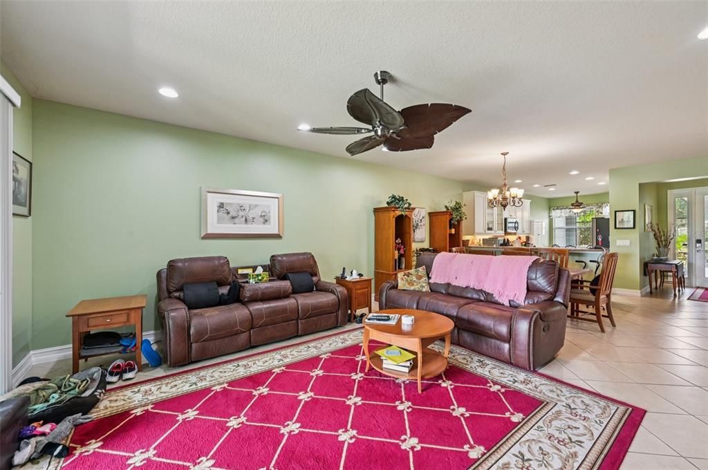 For Sale: $324,900 (2 beds, 2 baths, 1747 Square Feet)