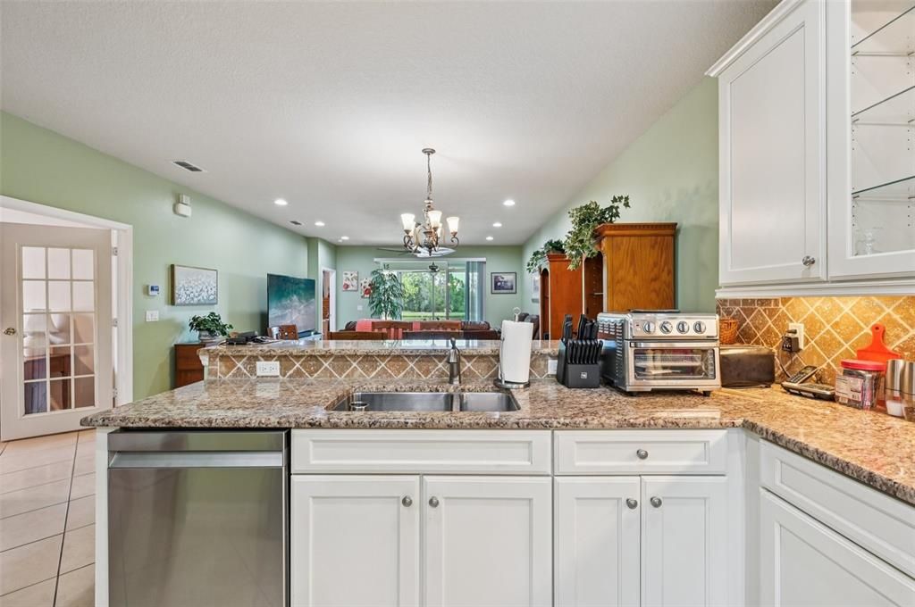 For Sale: $324,900 (2 beds, 2 baths, 1747 Square Feet)