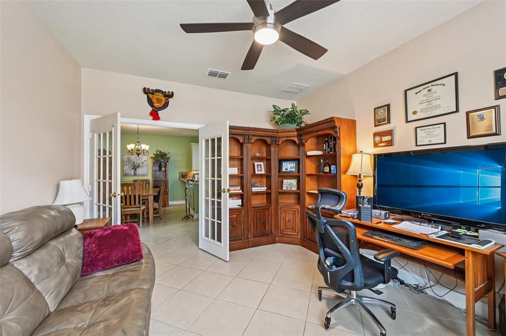 For Sale: $324,900 (2 beds, 2 baths, 1747 Square Feet)