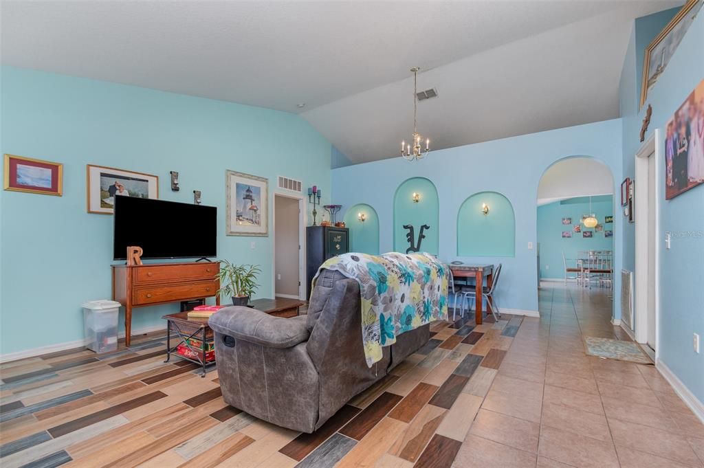 Под контрактом: $290,000 (4 спален, 2 ванн, 2129 Квадратных фут)