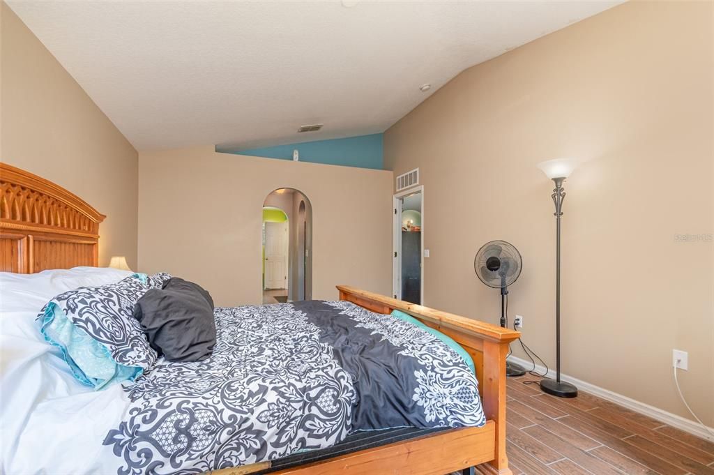 Под контрактом: $290,000 (4 спален, 2 ванн, 2129 Квадратных фут)