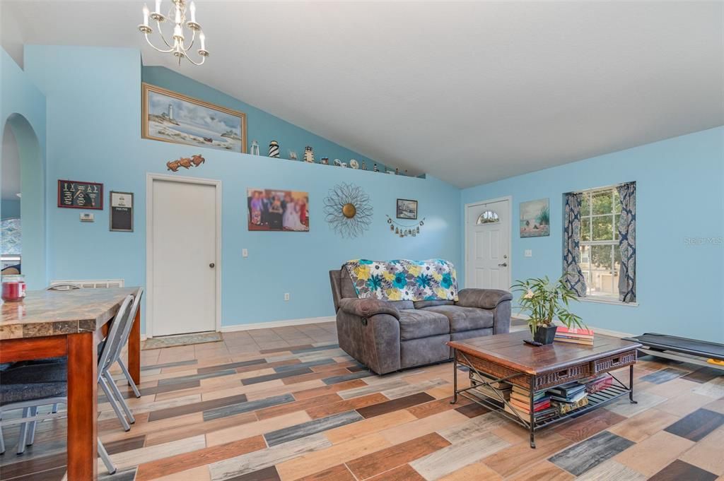 Под контрактом: $290,000 (4 спален, 2 ванн, 2129 Квадратных фут)