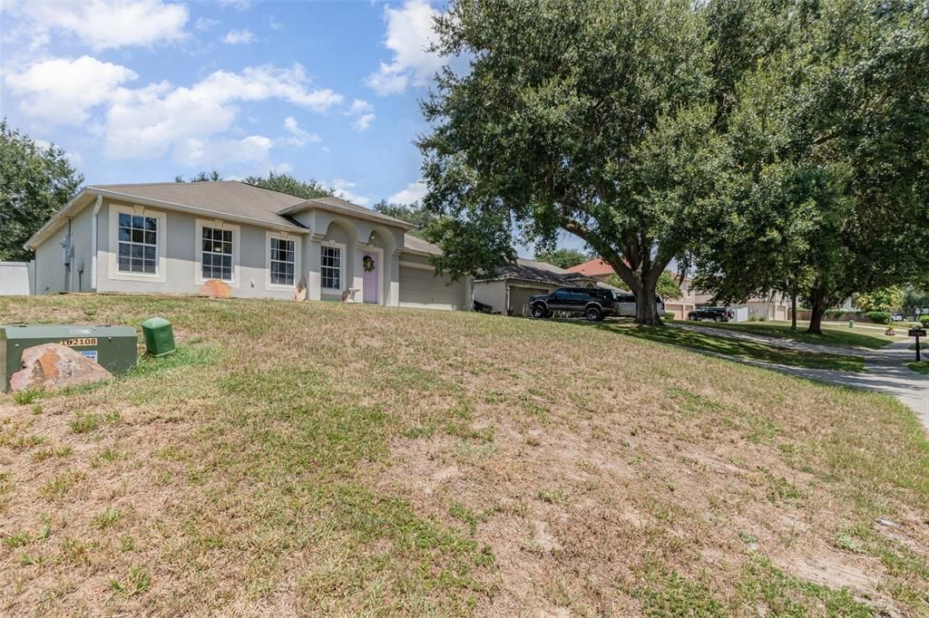 Под контрактом: $290,000 (4 спален, 2 ванн, 2129 Квадратных фут)