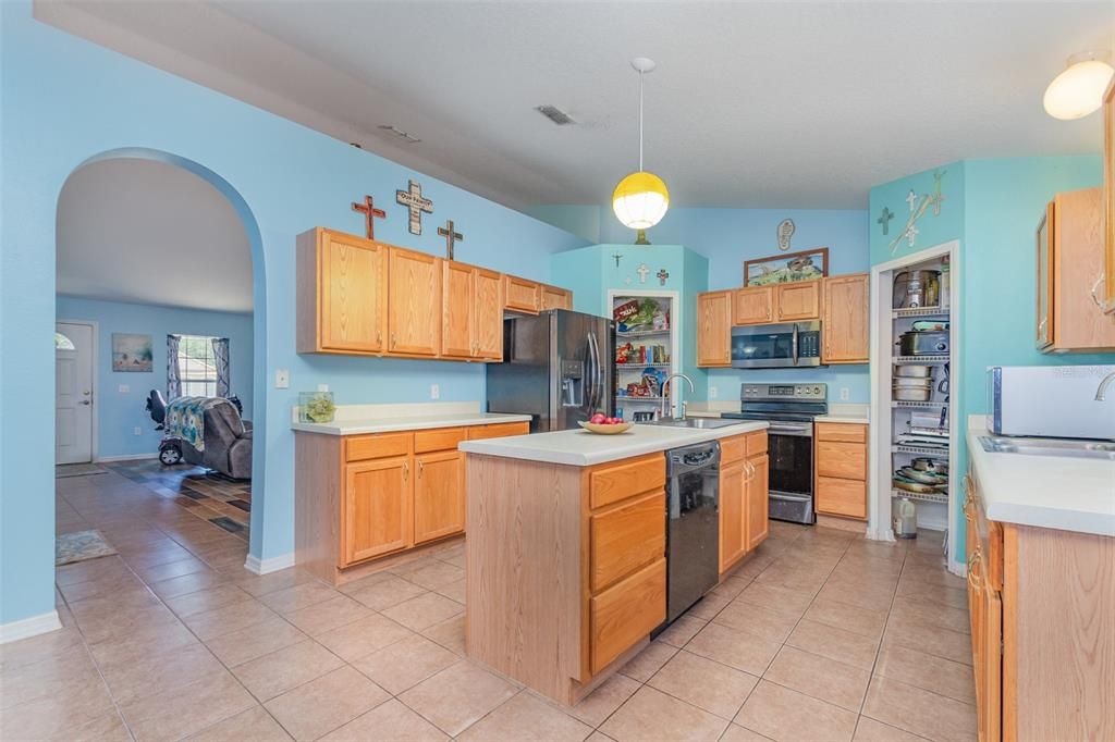 Под контрактом: $290,000 (4 спален, 2 ванн, 2129 Квадратных фут)