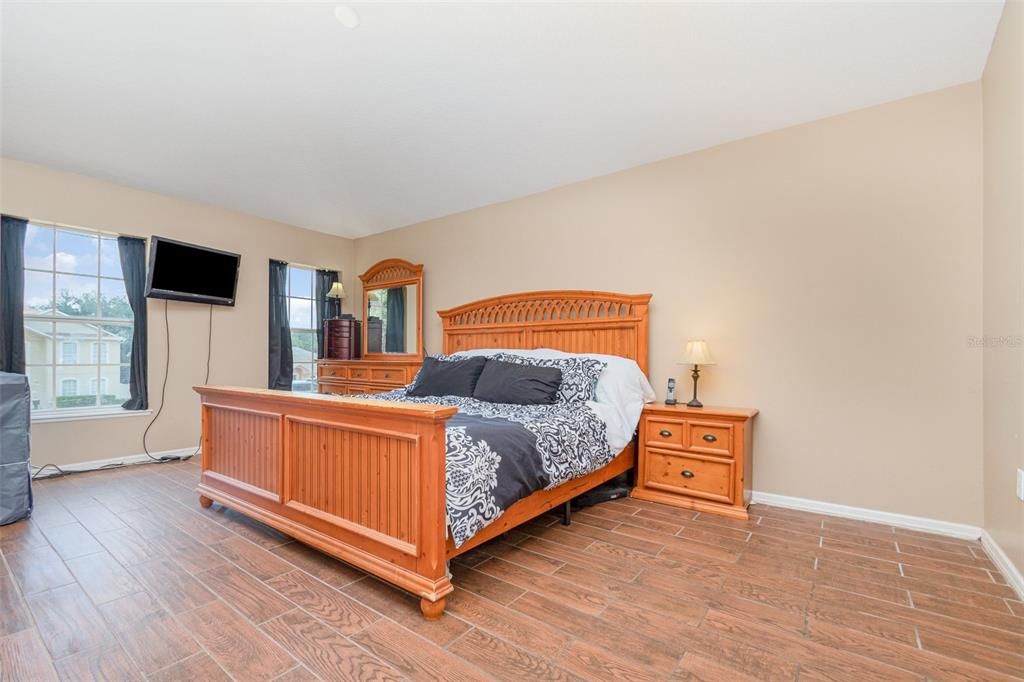 Под контрактом: $290,000 (4 спален, 2 ванн, 2129 Квадратных фут)