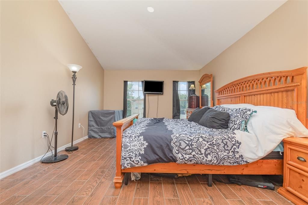 Под контрактом: $290,000 (4 спален, 2 ванн, 2129 Квадратных фут)