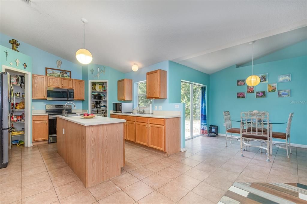 Под контрактом: $290,000 (4 спален, 2 ванн, 2129 Квадратных фут)