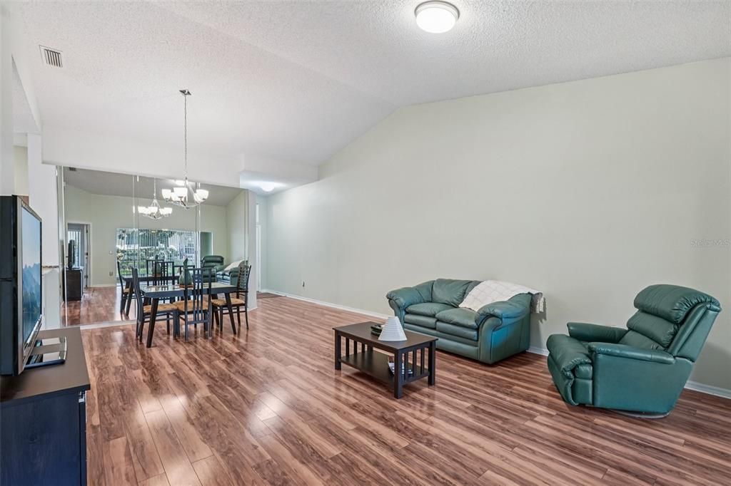 En Venta: $174,900 (2 camas, 2 baños, 1265 Pies cuadrados)