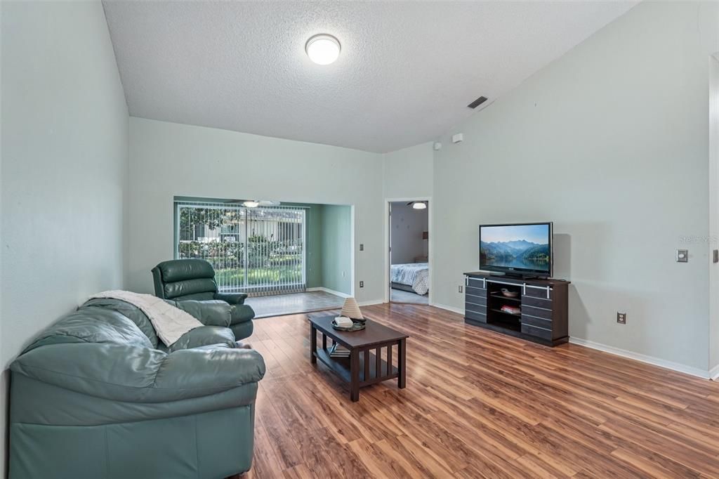 En Venta: $174,900 (2 camas, 2 baños, 1265 Pies cuadrados)