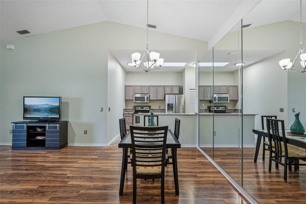 En Venta: $174,900 (2 camas, 2 baños, 1265 Pies cuadrados)