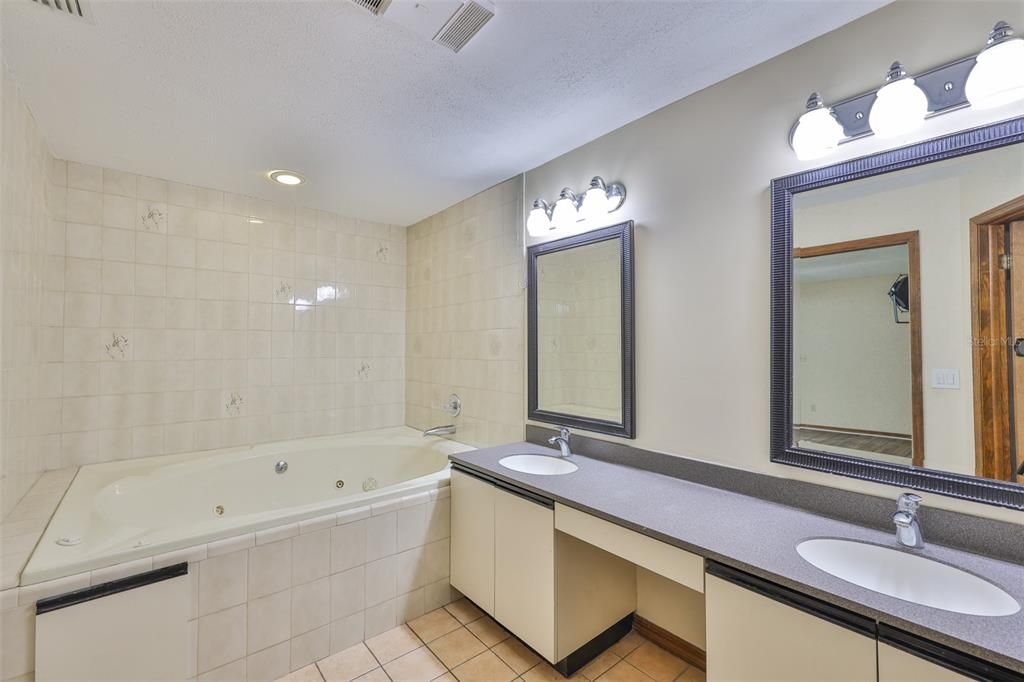 En Venta: $459,500 (3 camas, 2 baños, 2387 Pies cuadrados)