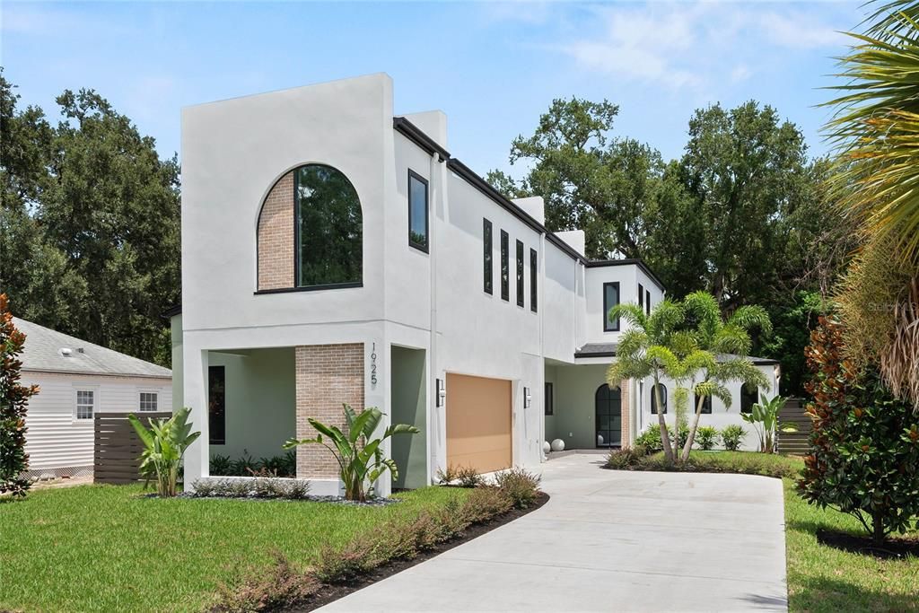 Под контрактом: $1,098,000 (4 спален, 4 ванн, 3185 Квадратных фут)