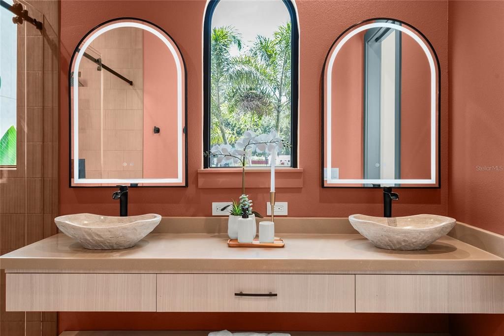 Под контрактом: $1,098,000 (4 спален, 4 ванн, 3185 Квадратных фут)