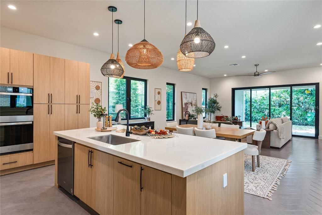 Под контрактом: $1,098,000 (4 спален, 4 ванн, 3185 Квадратных фут)