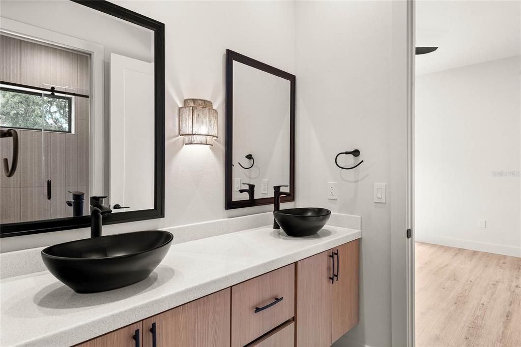 Под контрактом: $1,098,000 (4 спален, 4 ванн, 3185 Квадратных фут)