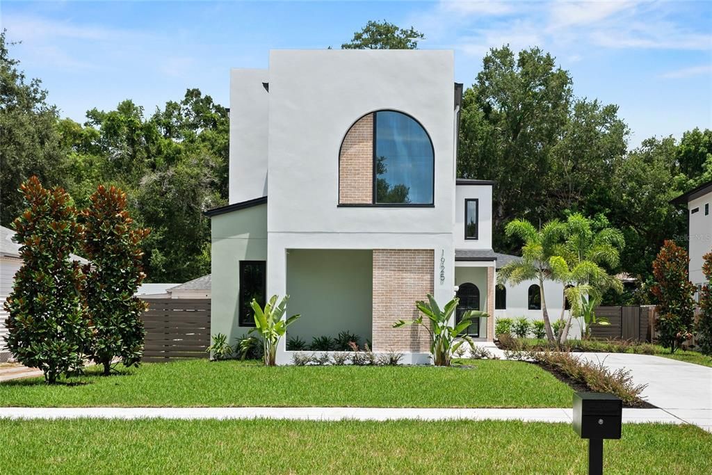 Под контрактом: $1,098,000 (4 спален, 4 ванн, 3185 Квадратных фут)