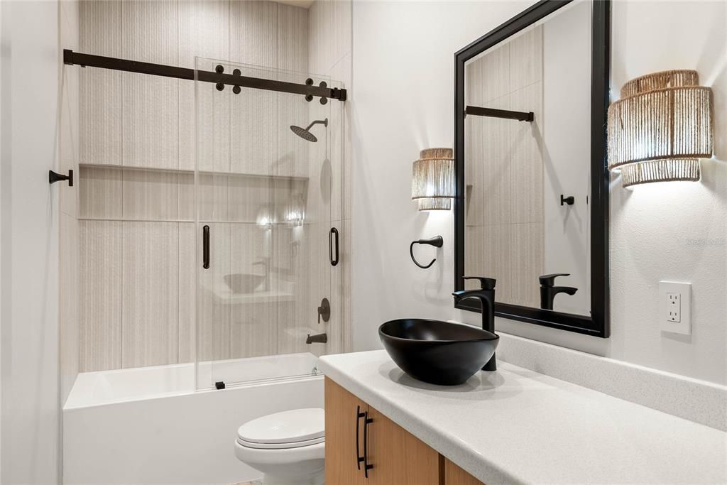 Под контрактом: $1,098,000 (4 спален, 4 ванн, 3185 Квадратных фут)