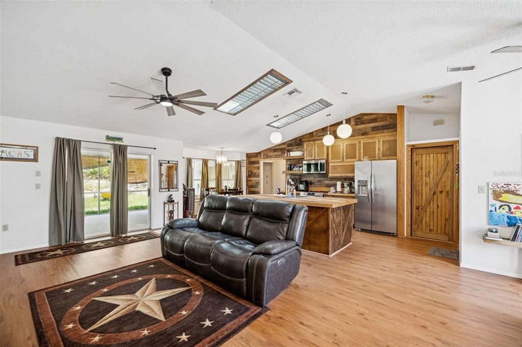 For Sale: $315,000 (3 beds, 2 baths, 1447 Square Feet)