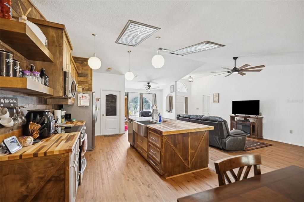 For Sale: $315,000 (3 beds, 2 baths, 1447 Square Feet)