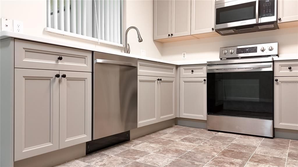 На продажу: $175,000 (2 спален, 2 ванн, 1072 Квадратных фут)