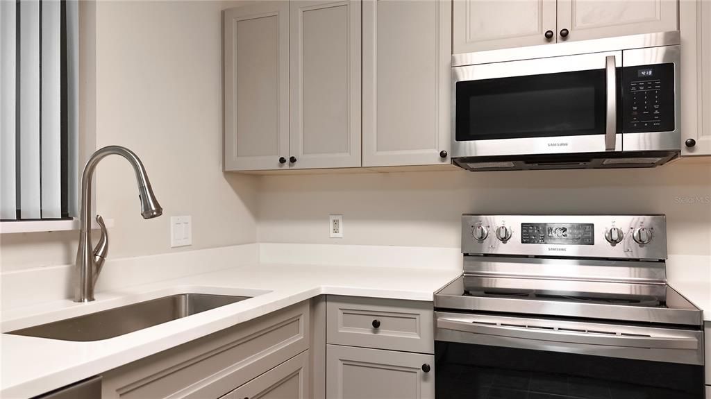 На продажу: $175,000 (2 спален, 2 ванн, 1072 Квадратных фут)