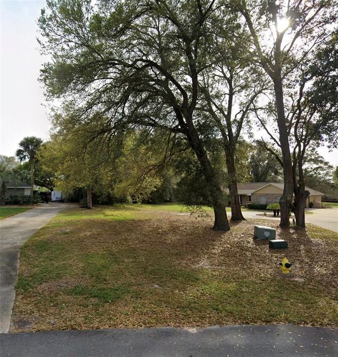 待售: $345,000 (1.09 acres)