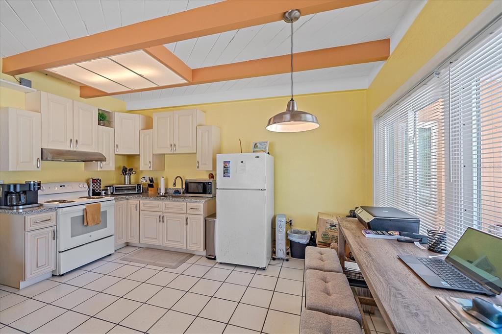 На продажу: $1,100,000 (3 спален, 0 ванн, 2222 Квадратных фут)