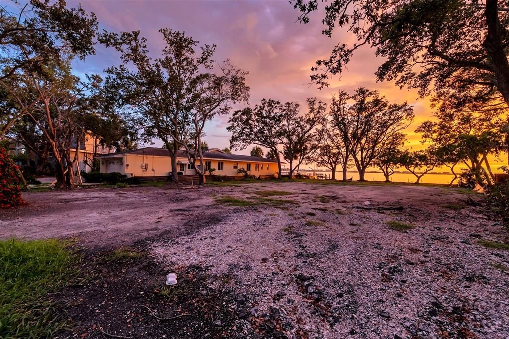 待售: $1,200,000 (0.37 acres)