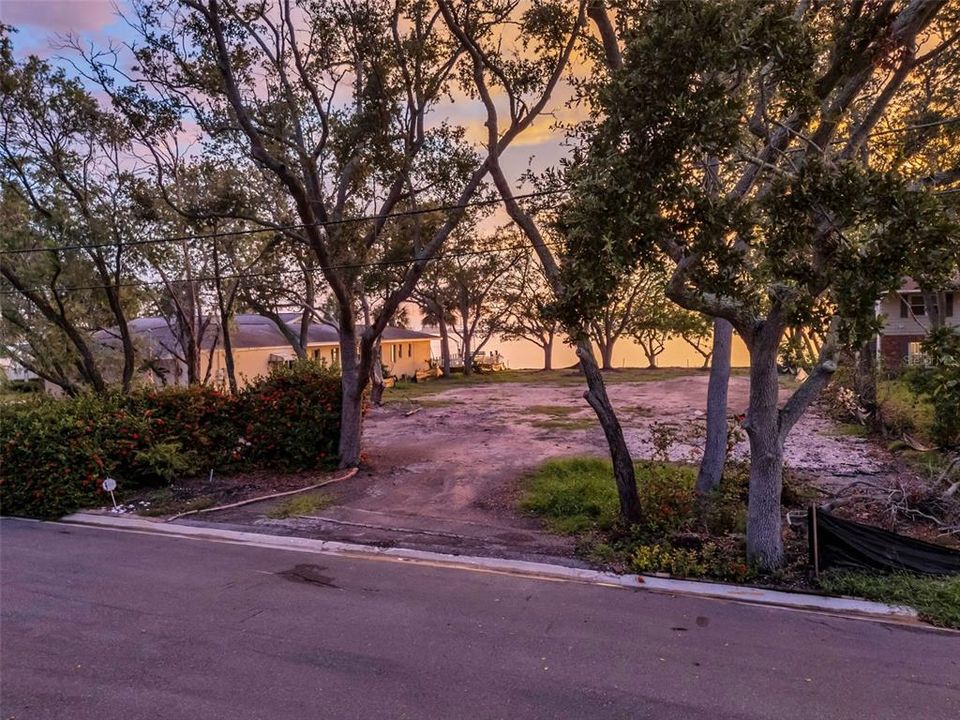 待售: $1,200,000 (0.37 acres)