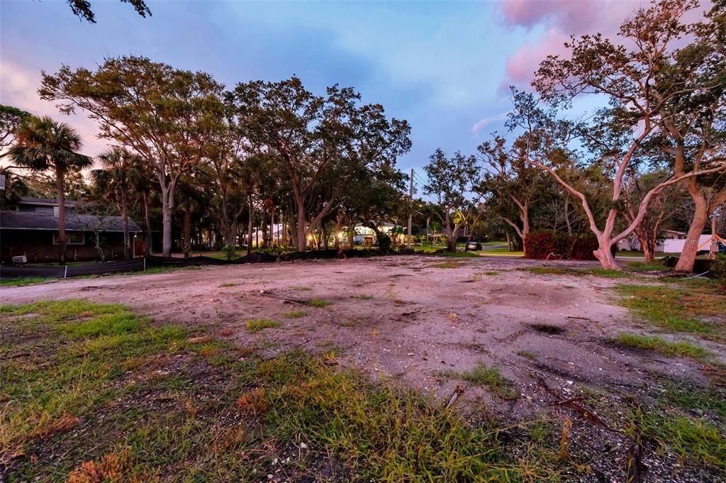 待售: $1,200,000 (0.37 acres)