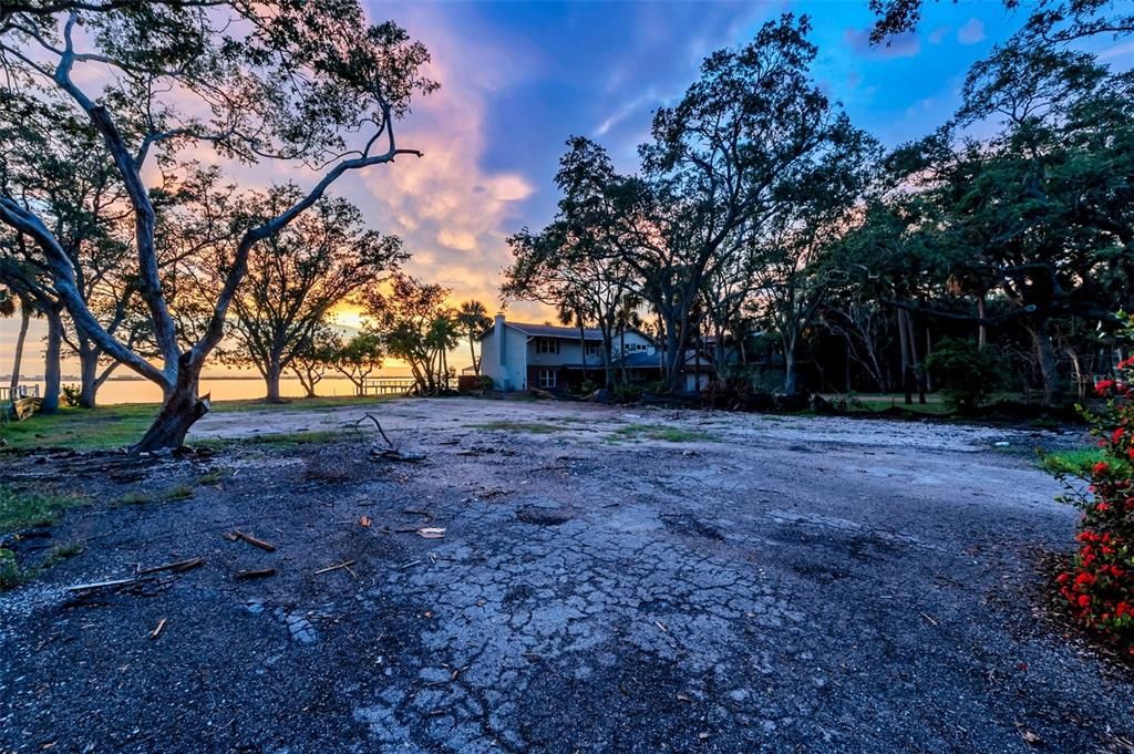 待售: $1,200,000 (0.37 acres)