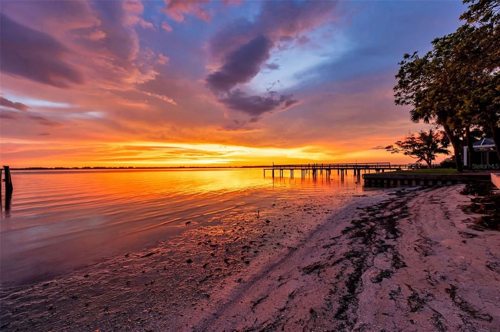 待售: $1,200,000 (0.37 acres)