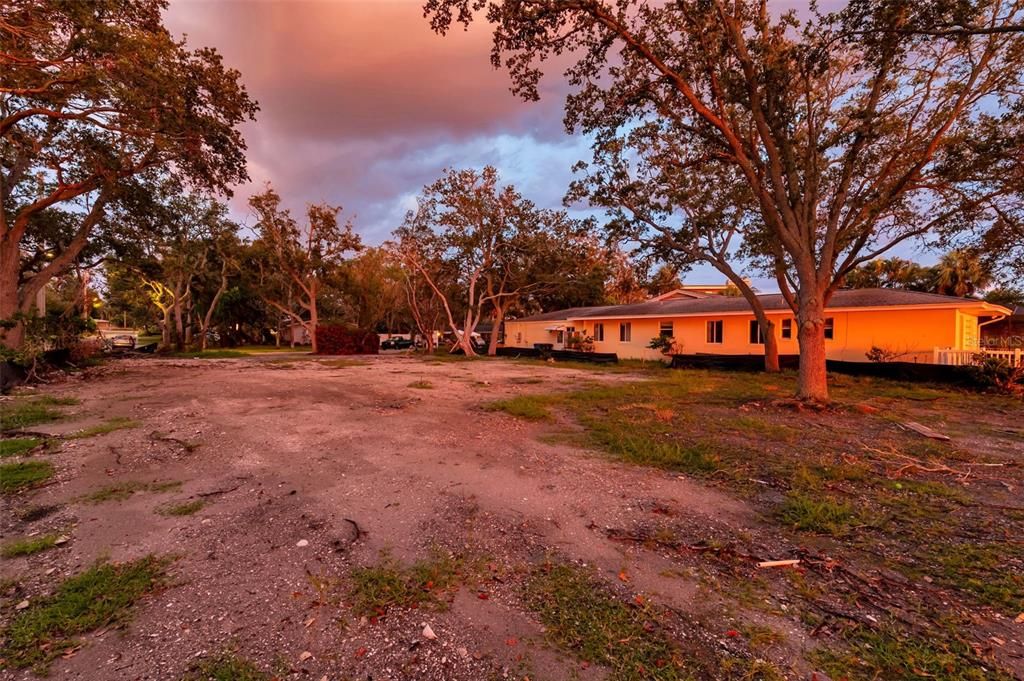 待售: $1,200,000 (0.37 acres)