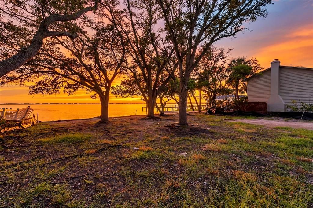 待售: $1,200,000 (0.37 acres)