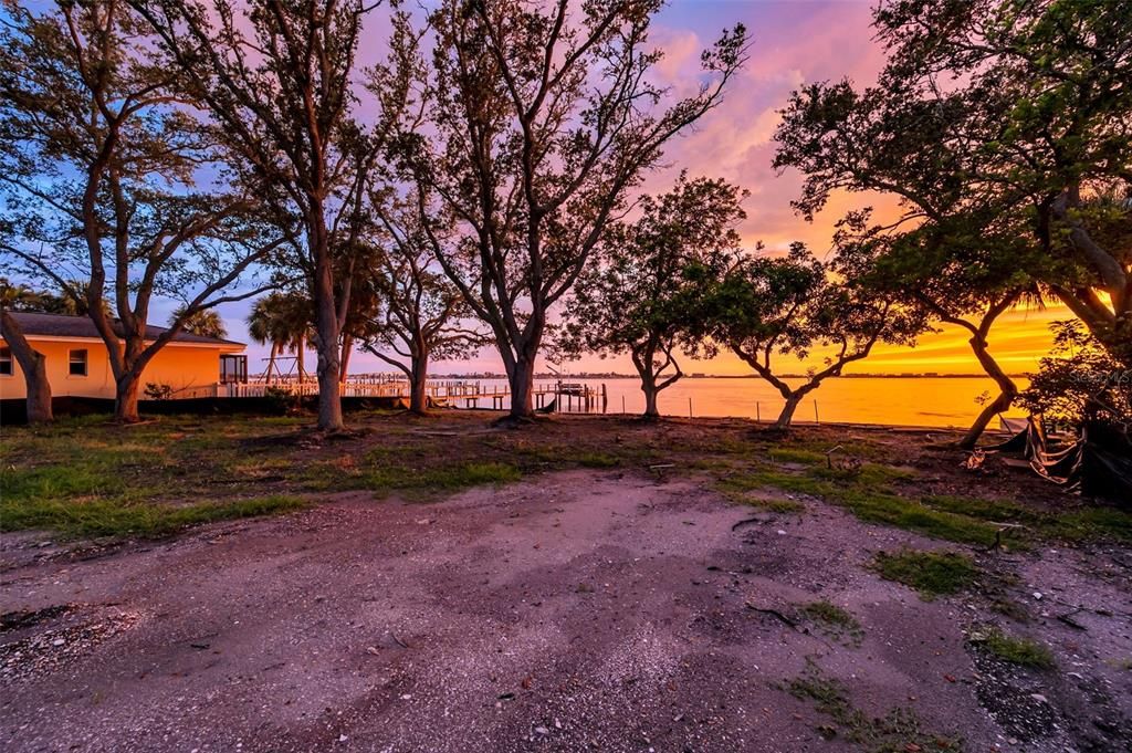 待售: $1,200,000 (0.37 acres)