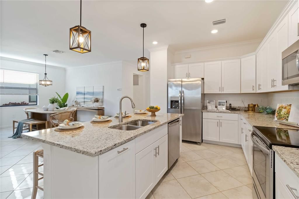 合同活跃: $349,000 (3 贝兹, 3 浴室, 1855 平方英尺)