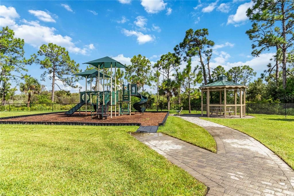 合同活跃: $349,000 (3 贝兹, 3 浴室, 1855 平方英尺)