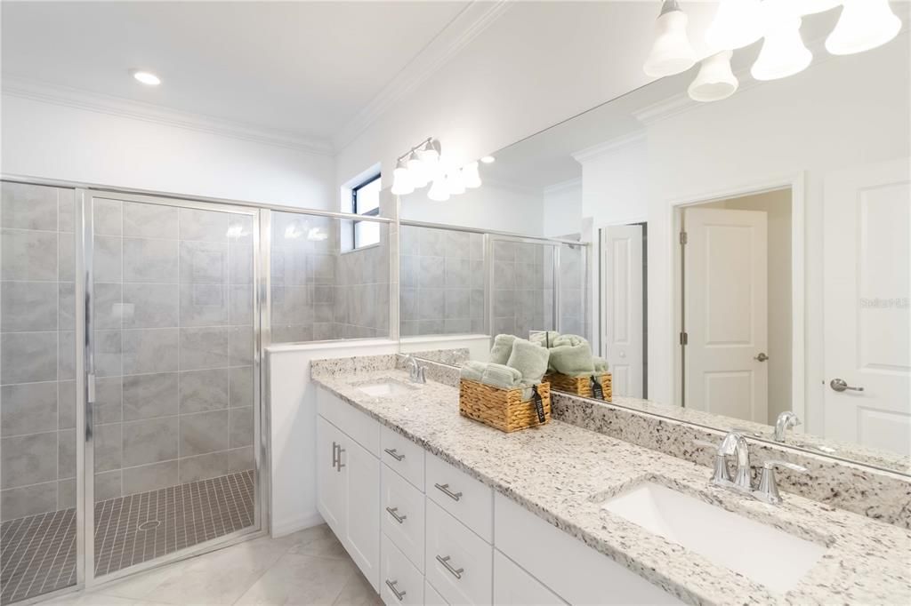 合同活跃: $349,000 (3 贝兹, 3 浴室, 1855 平方英尺)