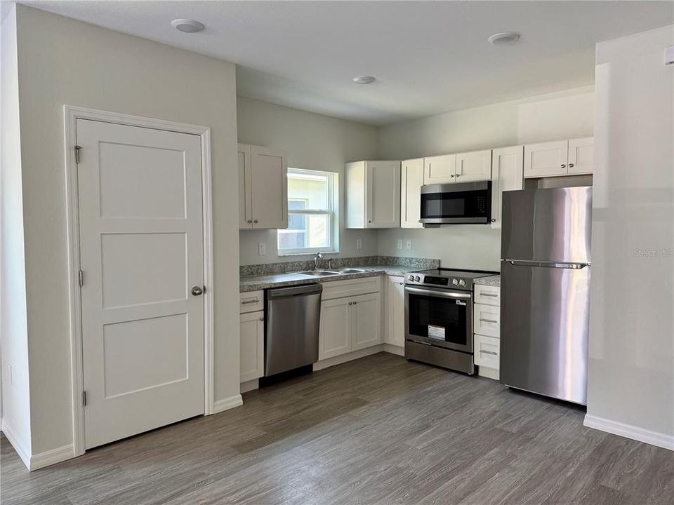 Active With Contract: $479,900 (6 beds, 0 baths, 2368 Square Feet)