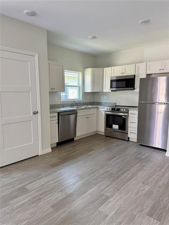 Active With Contract: $479,900 (6 beds, 0 baths, 2368 Square Feet)