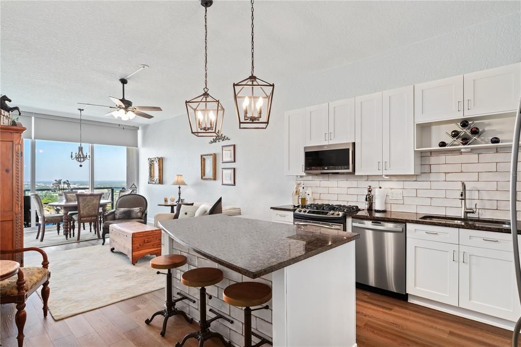 For Sale: $459,000 (2 beds, 2 baths, 1138 Square Feet)