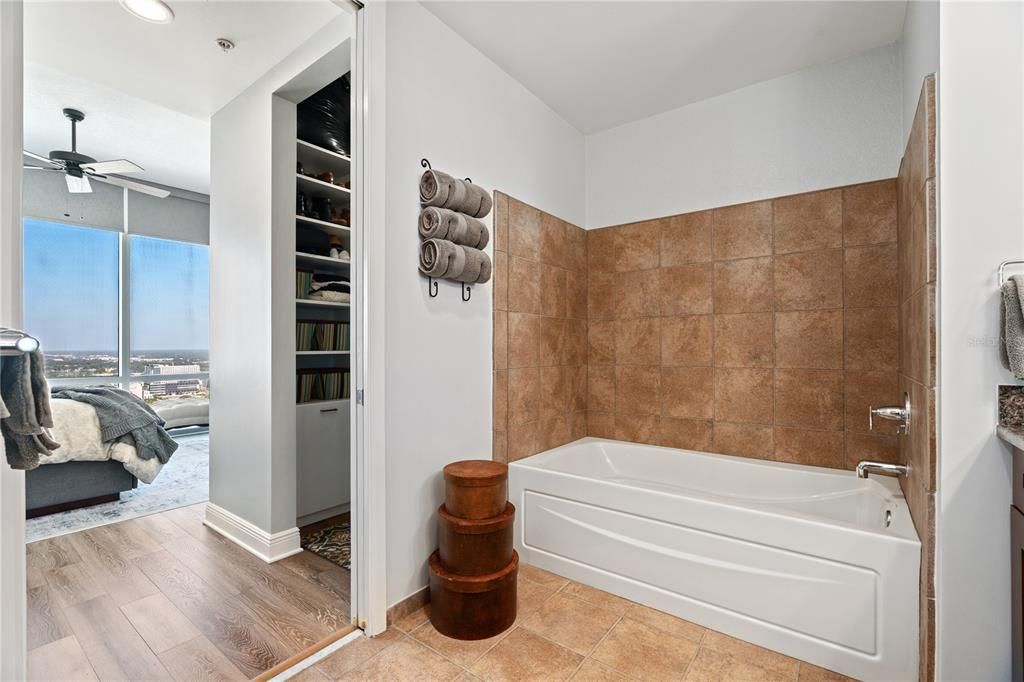 For Sale: $459,000 (2 beds, 2 baths, 1138 Square Feet)