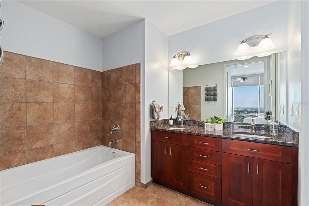 For Sale: $459,000 (2 beds, 2 baths, 1138 Square Feet)