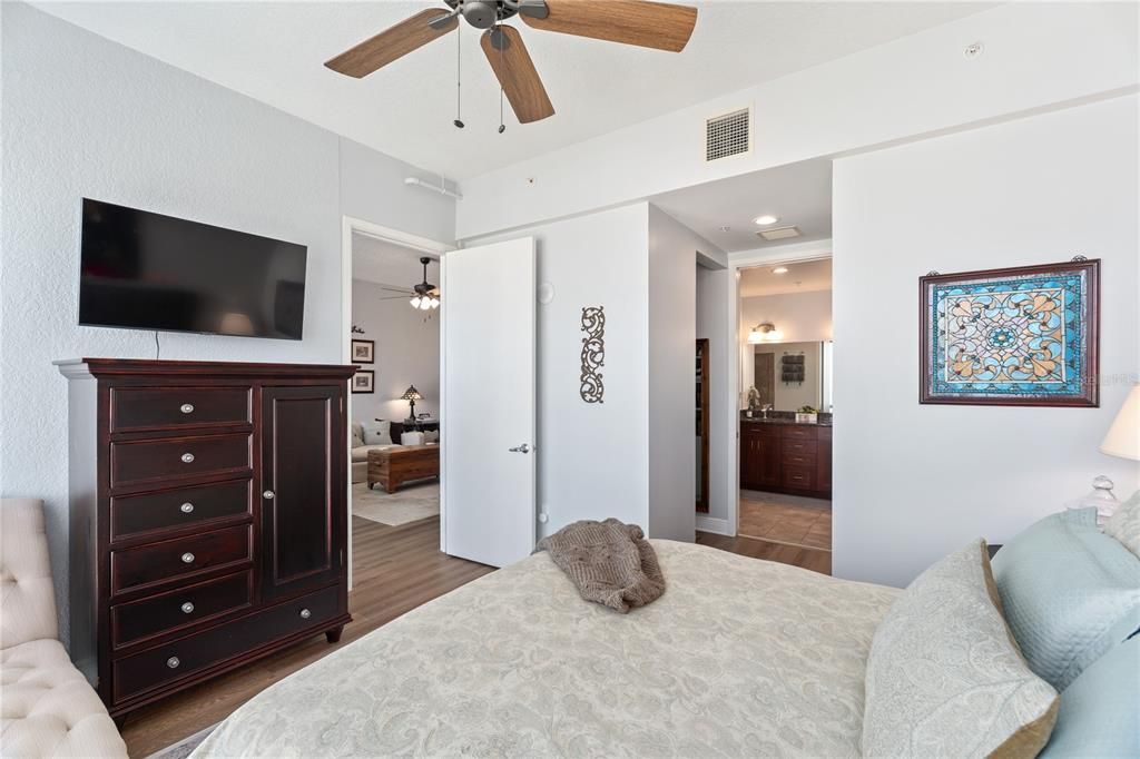 For Sale: $459,000 (2 beds, 2 baths, 1138 Square Feet)
