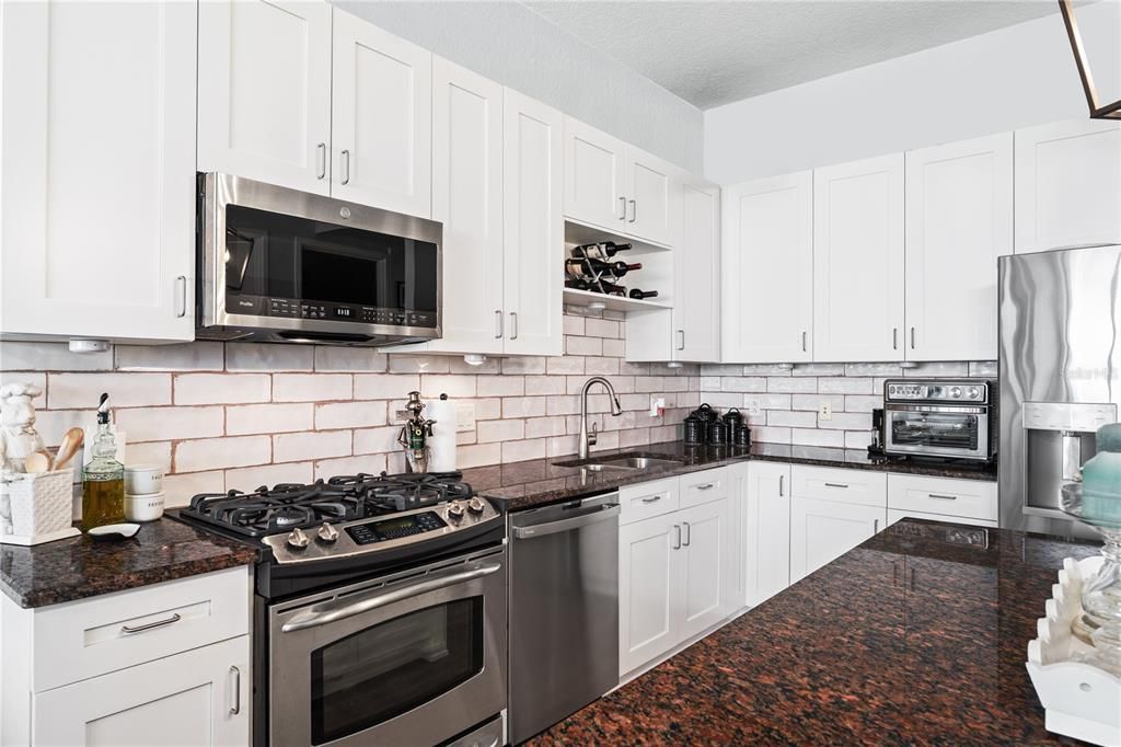 For Sale: $459,000 (2 beds, 2 baths, 1138 Square Feet)