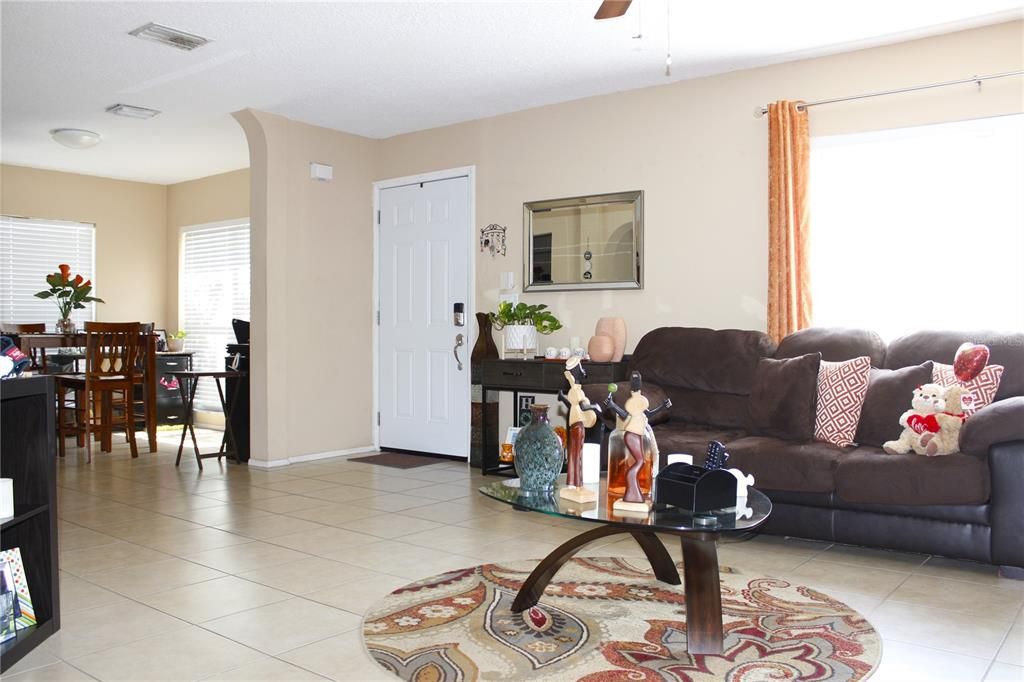 Activo con contrato: $214,900 (3 camas, 2 baños, 1364 Pies cuadrados)