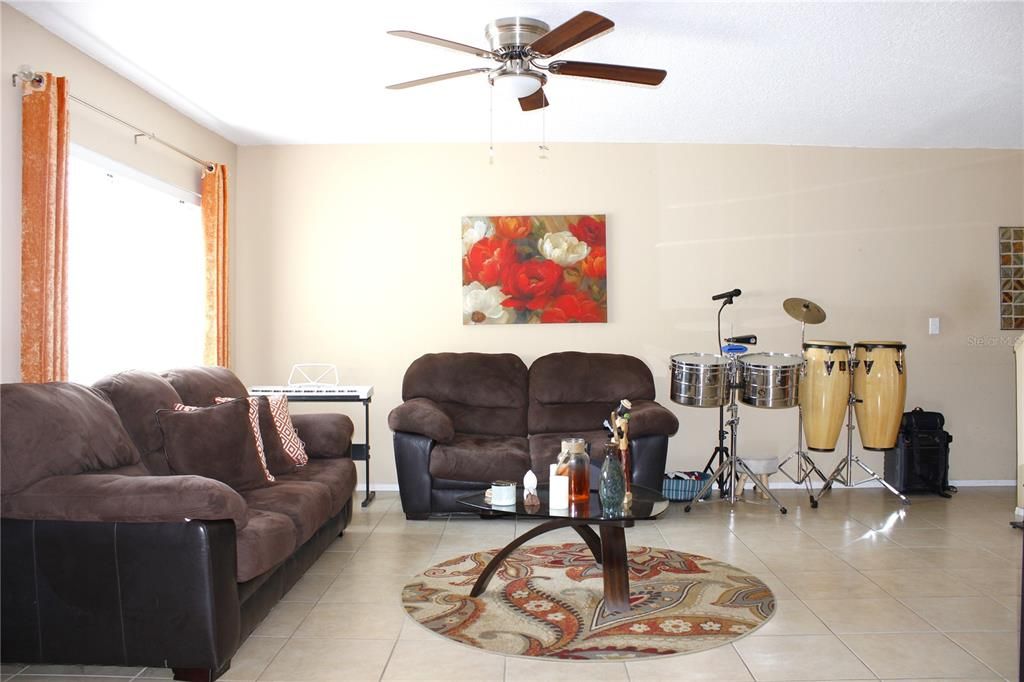 Activo con contrato: $214,900 (3 camas, 2 baños, 1364 Pies cuadrados)