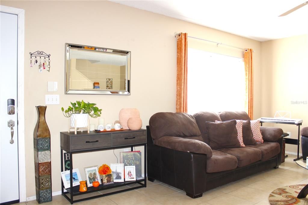 Activo con contrato: $214,900 (3 camas, 2 baños, 1364 Pies cuadrados)